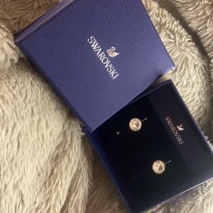 Millenia drop earrings
Round cut, White, Rhodium plated